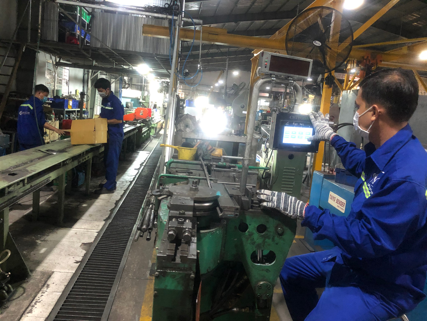 Công ty Cát Vạn Lợi không ngừng cải tiến, đổi mới công nghệ, kiểm soát chất lượng sản phẩm bằng máy đo điện tử trong quá trình sản xuất các sản phẩm cung ứng cho các tập đoàn toàn cầu Ảnh: Uyên Phương