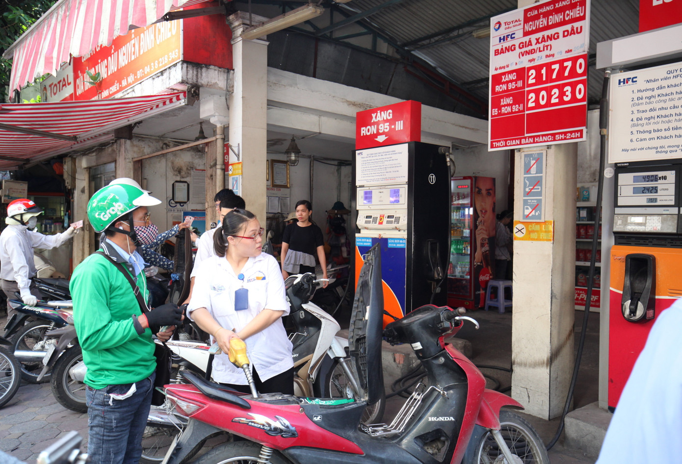 Bộ Công Thương, doanh nghiệp bán lẻ ủng hộ cho lấy nhiều nguồn nhưng các đầu mối lại tỏ ra khá băn khoăn. Bộ Công Thương, doanh nghiệp bán lẻ ủng hộ cho lấy nhiều nguồn nhưng các đầu mối lại tỏ ra khá băn khoăn.