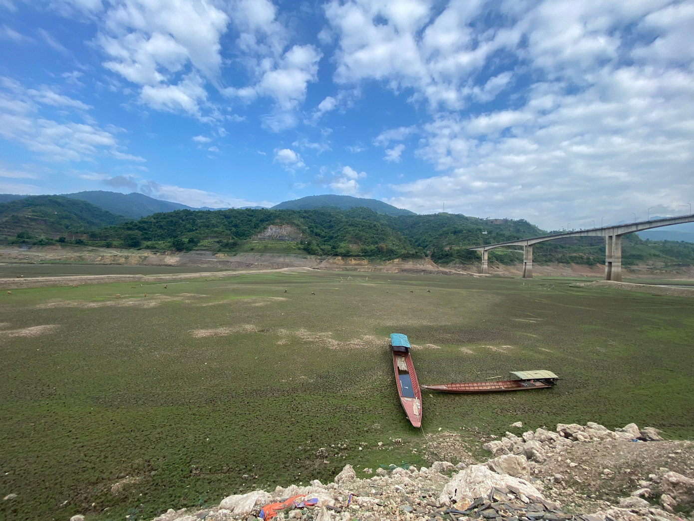 Những con thuyền đánh cá nằm chơ vơ giữa lòng sông không một giọt nước phía hạ lưu thuỷ điện Sơn La. Ảnh: Chí Tuệ.