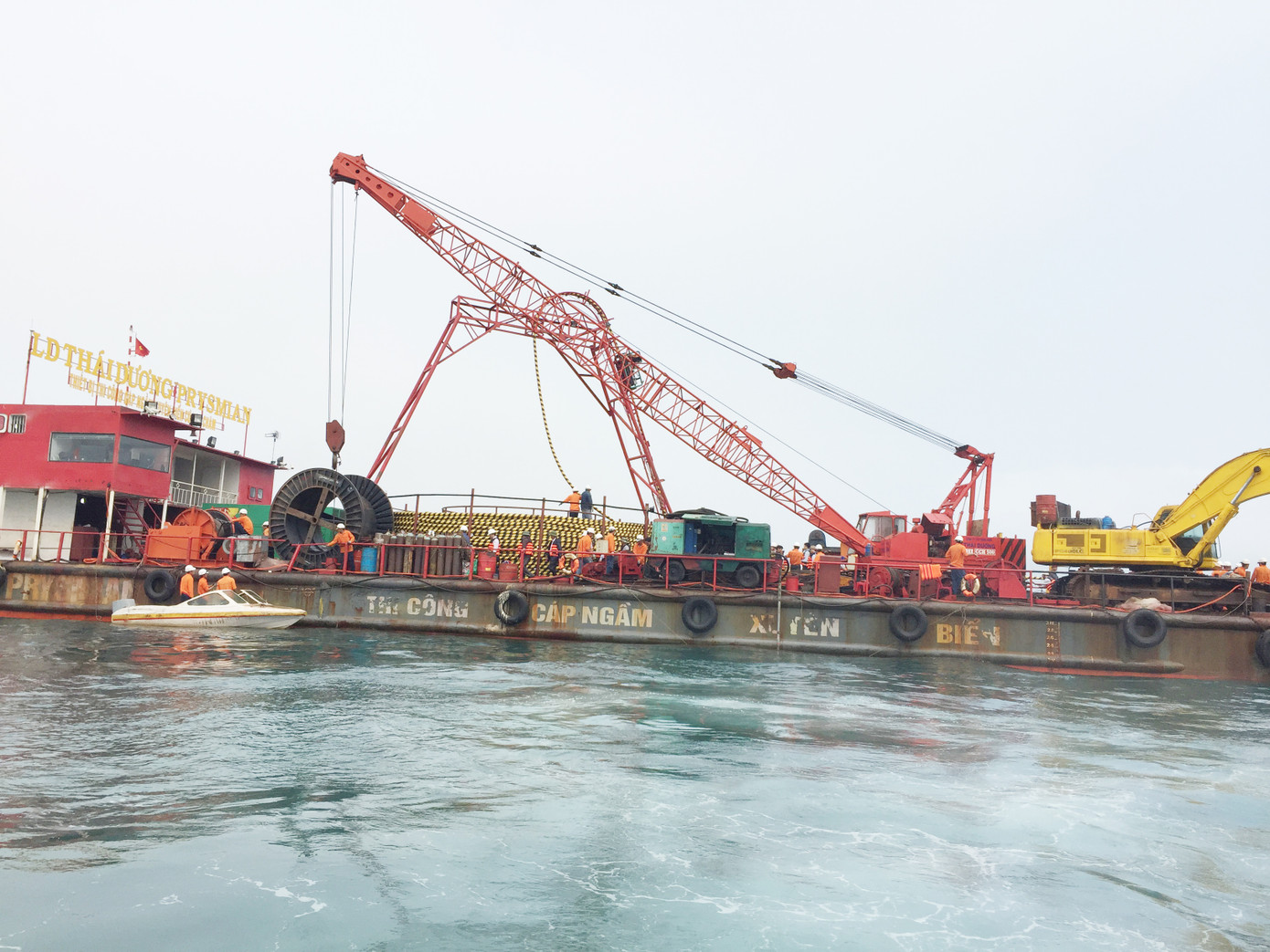 Theo tính toán, đầu tư cấp điện từ lưới điện quốc gia bằng tuyến cáp ngầm vượt biển cho Côn Đảo thì giá thành điện năng sẽ là 2.142 đồng/kWh. Theo tính toán, đầu tư cấp điện từ lưới điện quốc gia bằng tuyến cáp ngầm vượt biển cho Côn Đảo thì giá thành điện năng sẽ là 2.142 đồng/kWh.