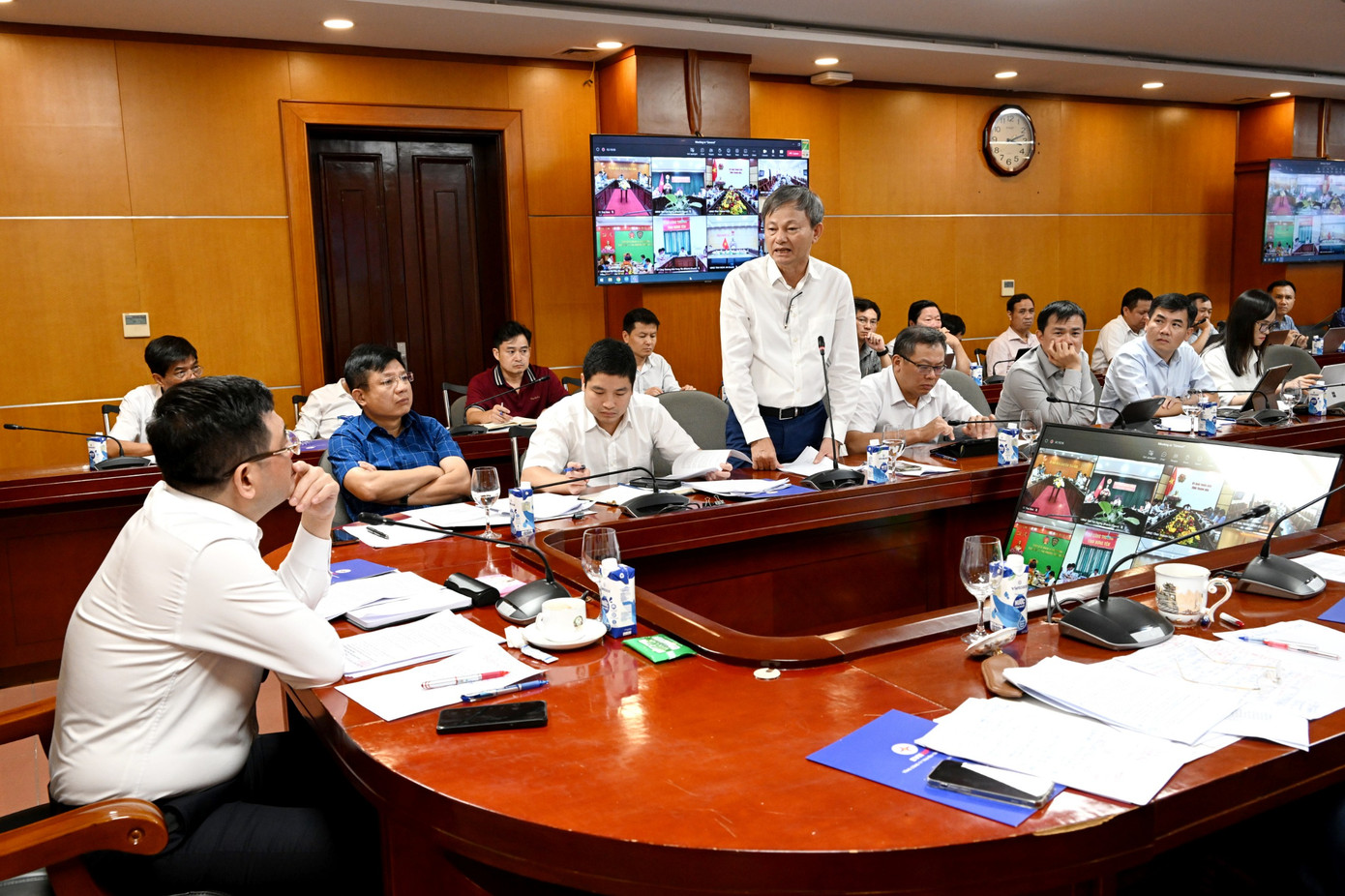 Tổng giám đốc EVN Trần Đình Nhân báo cáo tại cuộc họp.