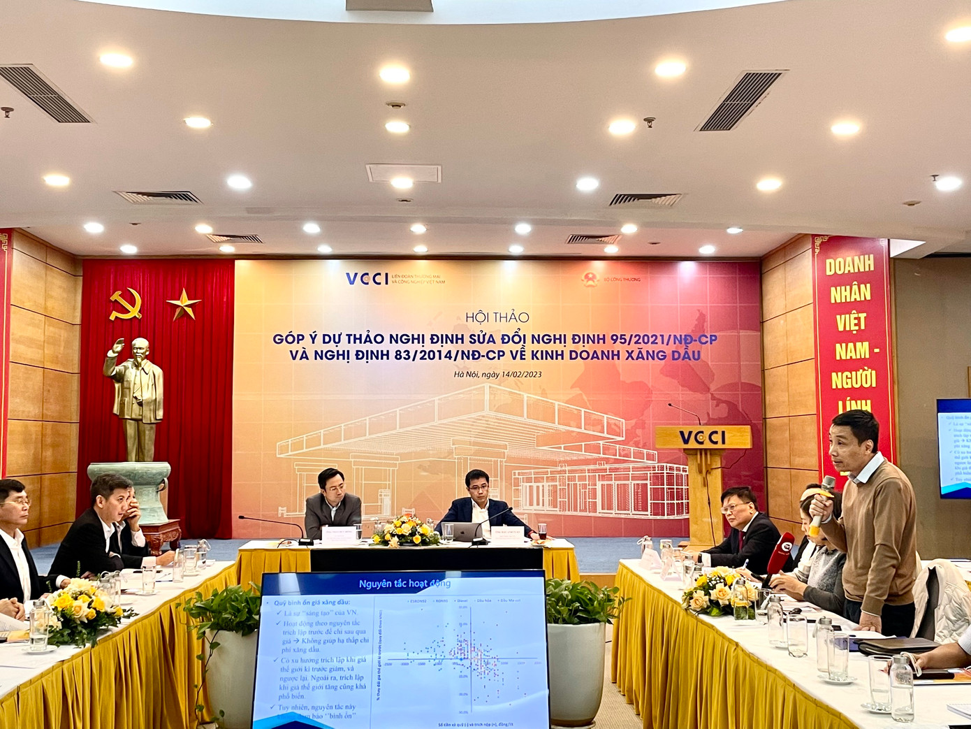 Tiến sĩ Phạm Thế Anh phát biểu tại hội thảo và chỉ ra những bất cập của Quỹ Bình ổn giá xăng dầu.