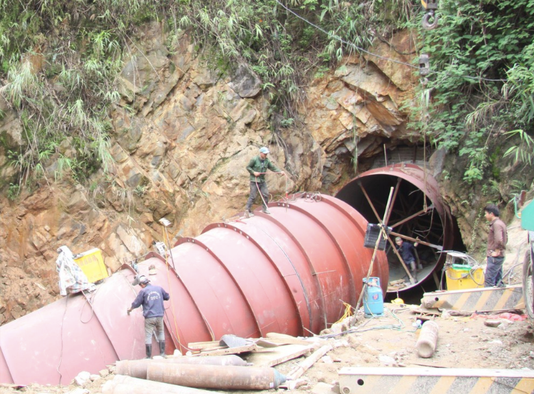 Thi công thuỷ điện nhỏ ở Lai Châu.
