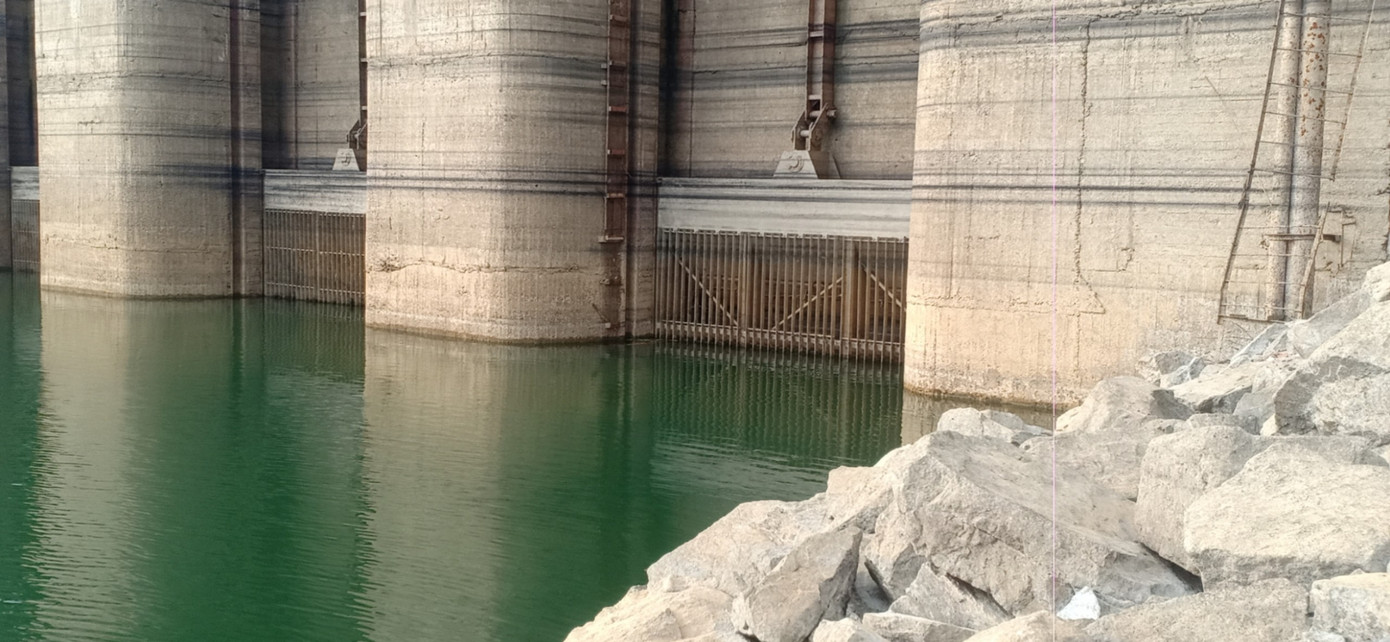 Thủy điện lớn khác ở phía Bắc là Thác Bà cũng ở mực nước chết. Nước trong hồ chứa cạn đến mức lộ nguyên cửa hầm dẫn nước.