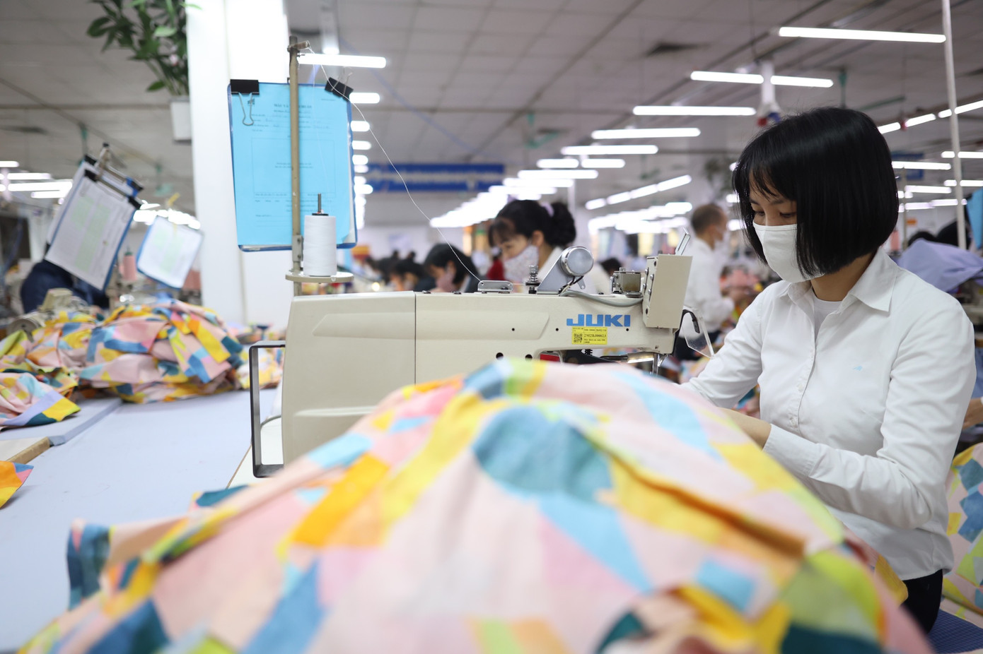 Các doanh nghiệp dệt may, da giày Việt Nam luôn cần sự hỗ trợ về thông tin thị trường, vốn... để đủ sức đặt chân vào chuỗi cung ứng toàn cầu của các tập đoàn. Ảnh: Như Ý Các doanh nghiệp dệt may, da giày Việt Nam luôn cần sự hỗ trợ về thông tin thị trường, vốn... để đủ sức đặt chân vào chuỗi cung ứng toàn cầu của các tập đoàn. Ảnh: Như Ý