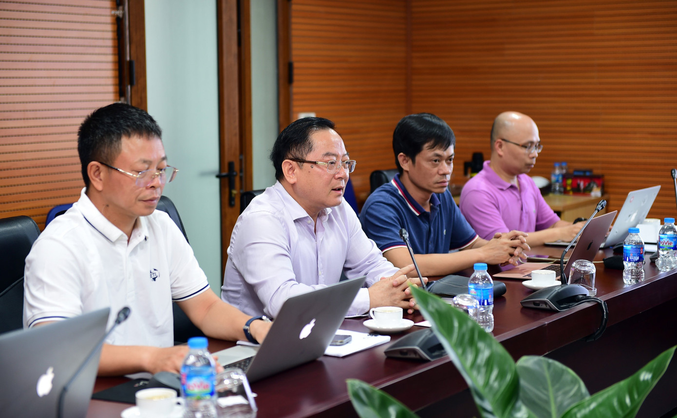 Tổng Biên tập báo Tiền Phong Lê Xuân Sơn (thứ hai từ trái qua) cùng Phó Tổng biên tập Phùng Công Sưởng và lãnh đạo các phòng ban của báo Tiền Phong trao đổi với đại diện Google Việt Nam. Ảnh: Xuân Tùng Tổng Biên tập báo Tiền Phong Lê Xuân Sơn (thứ hai từ trái qua) cùng Phó Tổng biên tập Phùng Công Sưởng và lãnh đạo các phòng ban của báo Tiền Phong trao đổi với đại diện Google Việt Nam. Ảnh: Xuân Tùng