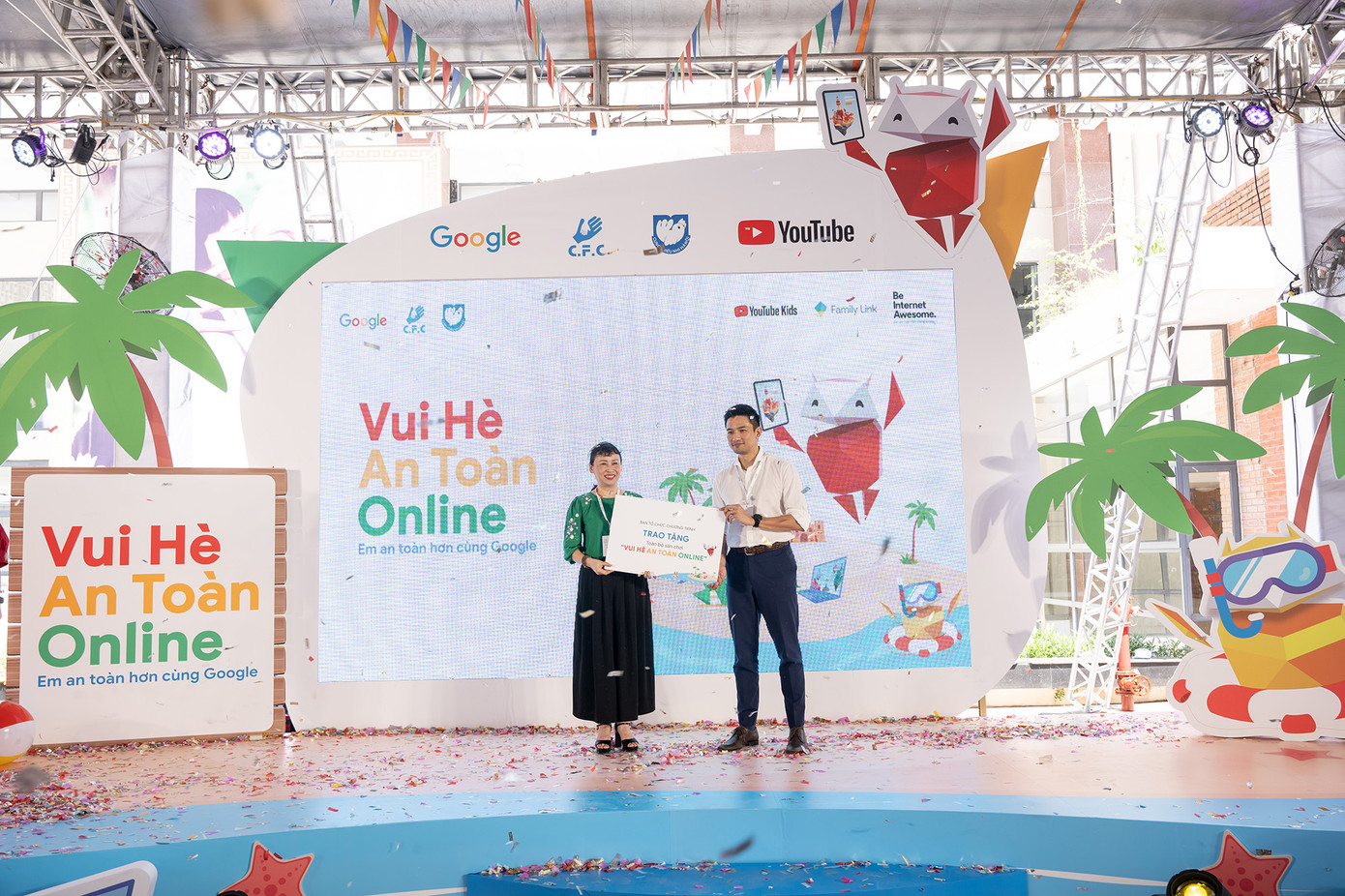 Đại diện Google trao tặng sân chơi Vui Hè trực tuyến an toàn cho Cung Thiếu nhi Hà Nội Đại diện Google trao tặng sân chơi Vui Hè trực tuyến an toàn cho Cung Thiếu nhi Hà Nội