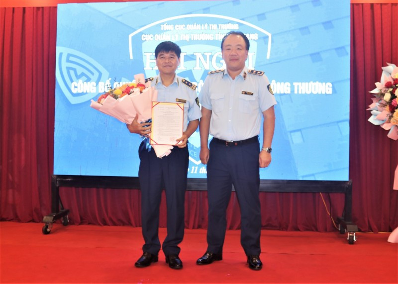 Ông Trần Hữu Linh, Tổng cục trưởng Tổng cục Quản lý thị trường trao Quyết định cho Cục trưởng Quản lý thị trường Hà Giang Vũ Quốc Khánh