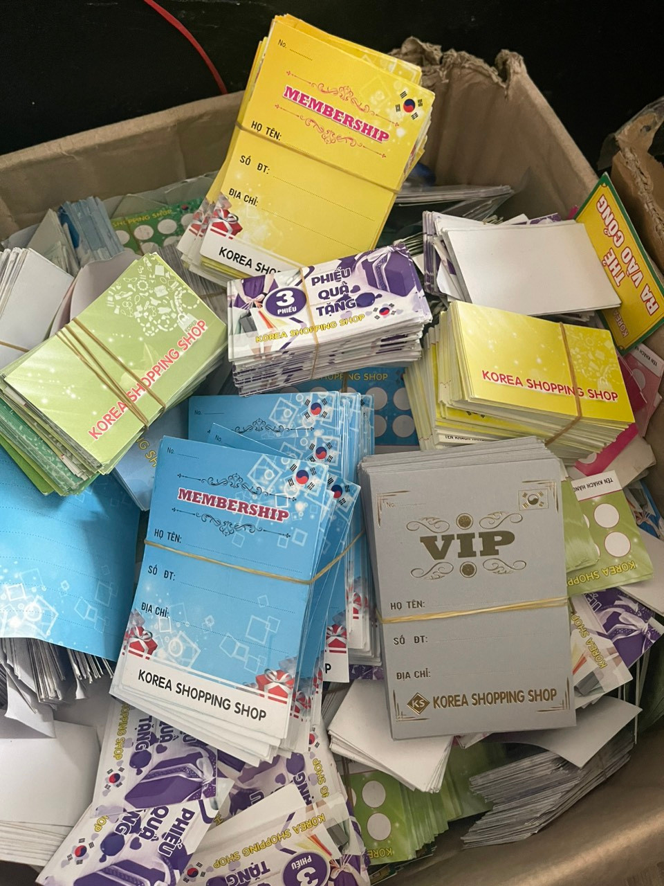 Các phiếu quà tặng và thẻ tích điểm mà người tiêu dùng sẽ được nhận khi tham dự hội thảo.