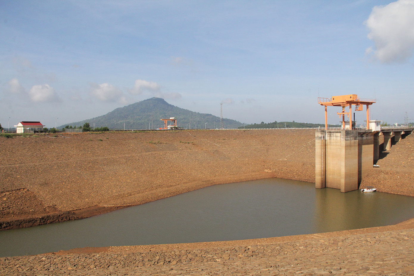 Lượng nước trong hồ chứa thủy điện không đủ để vận hành khiến cả 3 tổ máy phải &apos;đắp chiếu&apos;