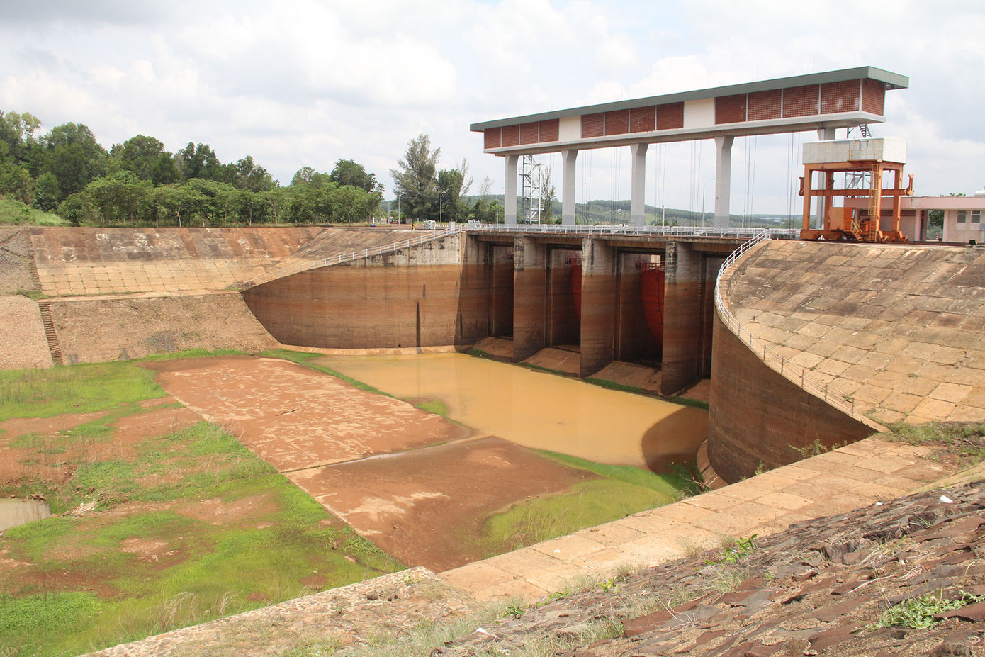 Thủy điện Thác Mơ (Bình Phước) cũng cạn trơ đáy do không có nước về.