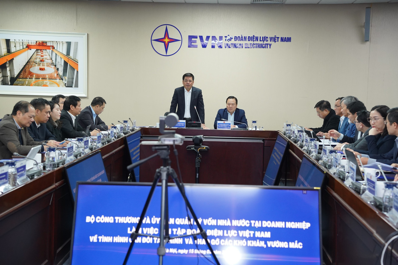 Bộ trưởng Công Thương yêu cầu việc tăng giá bán điện phải tuân thủ quy trình và cần cân nhắc đầy đủ các yếu tố tác động đến lạm phát. Bộ trưởng Công Thương yêu cầu việc tăng giá bán điện phải tuân thủ quy trình và cần cân nhắc đầy đủ các yếu tố tác động đến lạm phát.