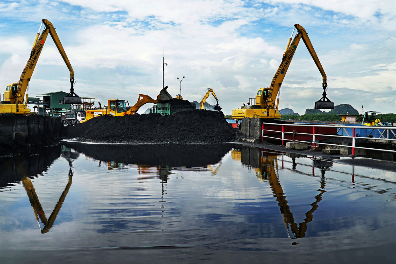 Vận chuyển than ra cầu cảng tại mỏ than Mạo Khê. Vận chuyển than ra cầu cảng tại mỏ than Mạo Khê.