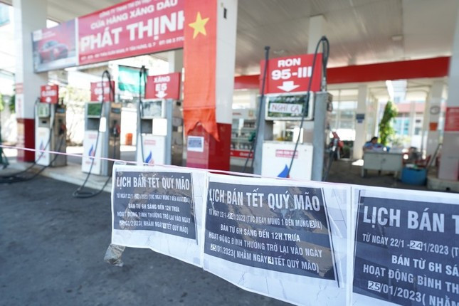 Một cửa hàng tại quận 7. TPHCM thông báo nghỉ bán xăng trong ngày Tết (Ảnh: Phạm Nguyễn). Một cửa hàng tại quận 7. TPHCM thông báo nghỉ bán xăng trong ngày Tết (Ảnh: Phạm Nguyễn).