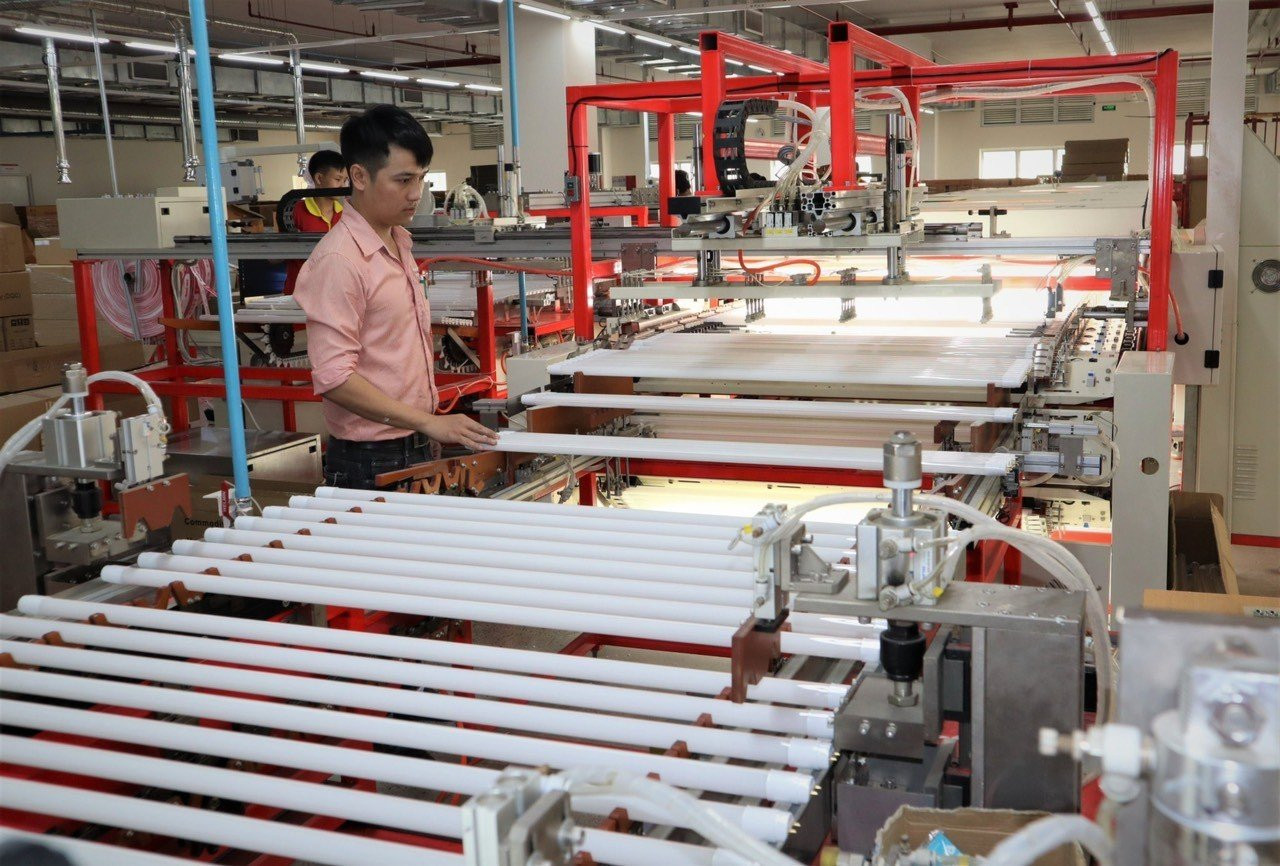 Dây chuyền sản xuất của Công ty Cổ phần Bóng đèn Điện Quang. Ảnh: Nguyễn Bằng