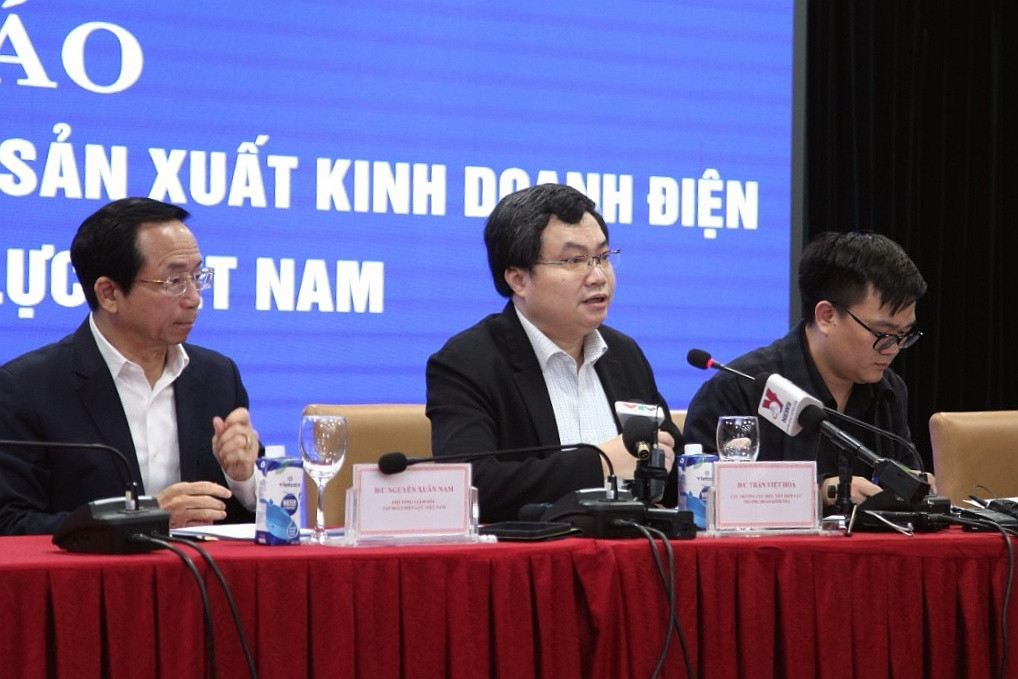 Đại diện Bộ Công Thương trả lời tại họp báo.