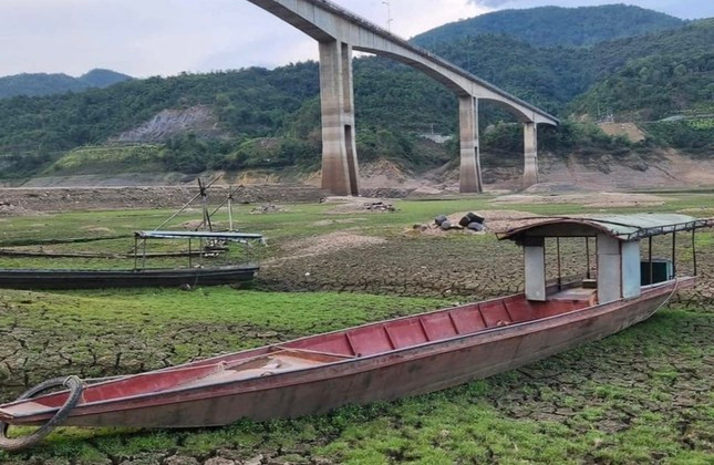 Hình ảnh lòng hồ thủy điện Sơn La bị cạn trơ đáy (Ảnh: Vương Trang).