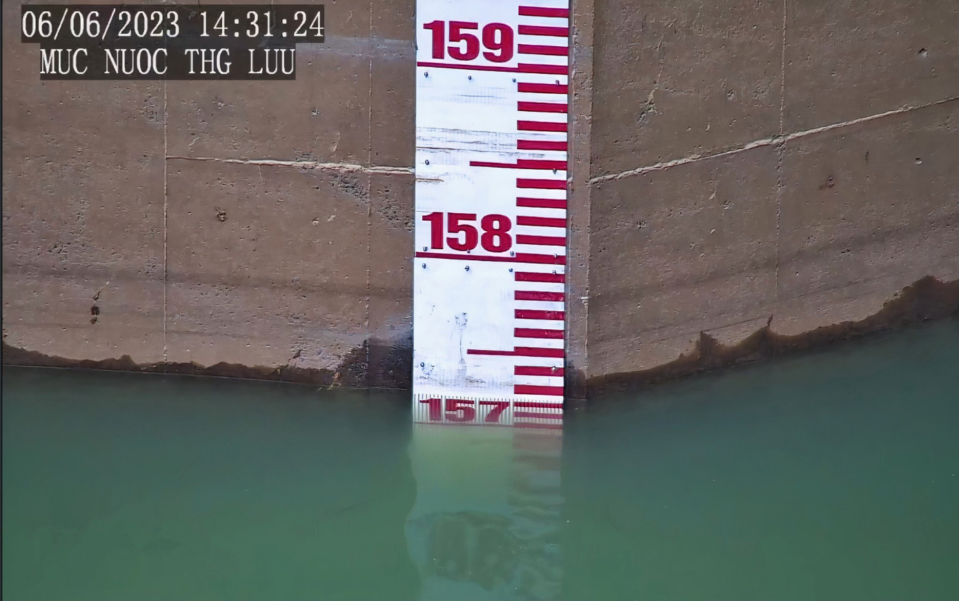 Mực nước tại thủy điện lớn nhất Nghệ An là Bản Vẽ cũng được dự báo chỉ còn đủ để nhà máy vận hành trong 6-8 ngày tới là phải dừng hoạt động