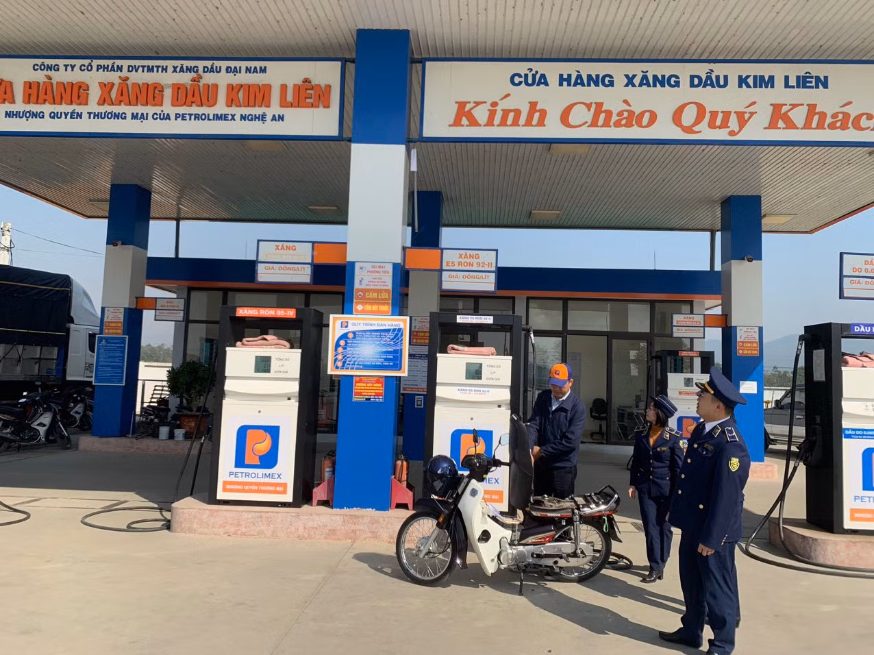 VCCI đề xuất giao quyền định giá bán cho doanh nghiệp để tránh các đứt gãy có thể xảy ra do việc điều hành chậm. VCCI đề xuất giao quyền định giá bán cho doanh nghiệp để tránh các đứt gãy có thể xảy ra do việc điều hành chậm.
