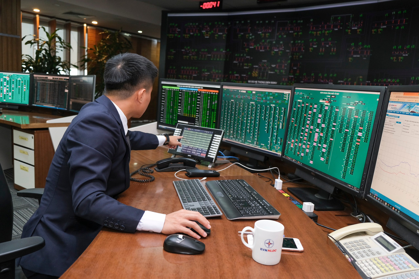 Nhu cầu điện sụt giảm đã đặt ra thách thức cho công tác điều độ trong dịp Tết Nguyên đán. Nhu cầu điện sụt giảm đã đặt ra thách thức cho công tác điều độ trong dịp Tết Nguyên đán.