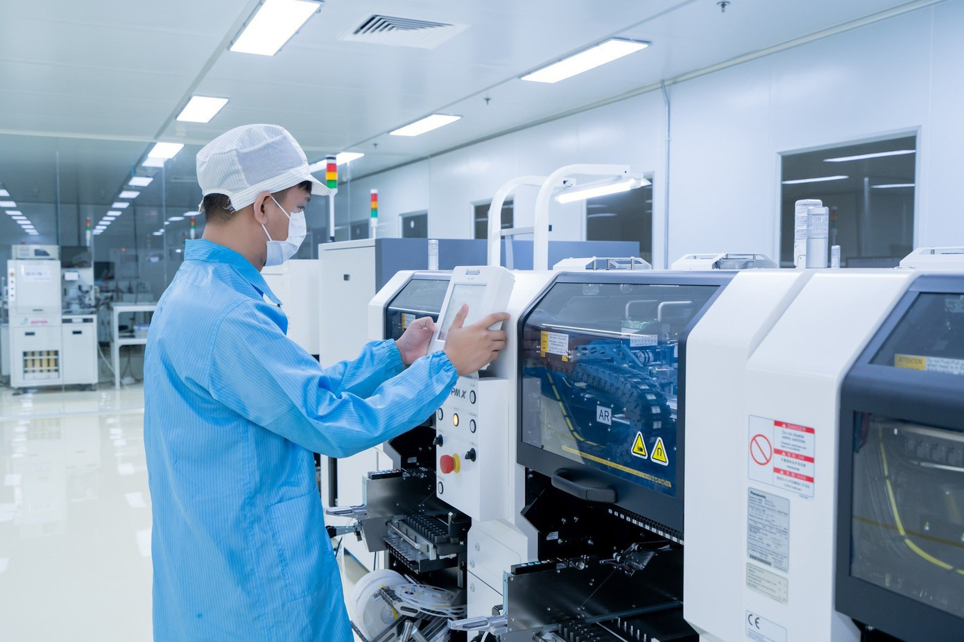 Sản xuất thiết bị điện tử tại nhà máy của Công ty Cổ phần Bóng đèn Điện Quang. Ảnh: Nguyễn Bằng