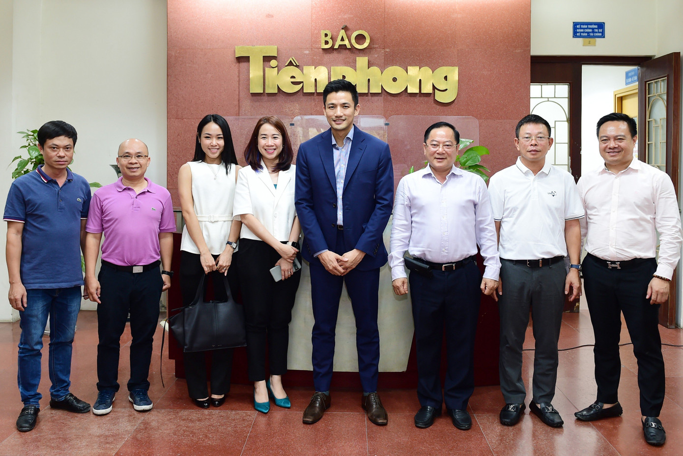 Đại diện báo Tiền Phong chụp ảnh lưu niệm cùng đại diện Google Việt Nam tại trụ sở báo Tiền Phong. Ảnh: Xuân Tùng. Đại diện báo Tiền Phong chụp ảnh lưu niệm cùng đại diện Google Việt Nam tại trụ sở báo Tiền Phong. Ảnh: Xuân Tùng.