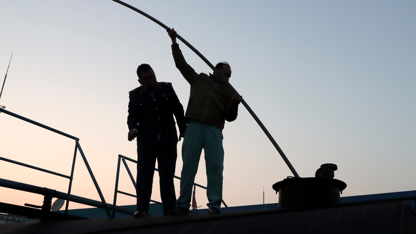 Quản lý thị trường kiểm tra bồn chứa xăng của các doanh nghiệp Quản lý thị trường kiểm tra bồn chứa xăng của các doanh nghiệp