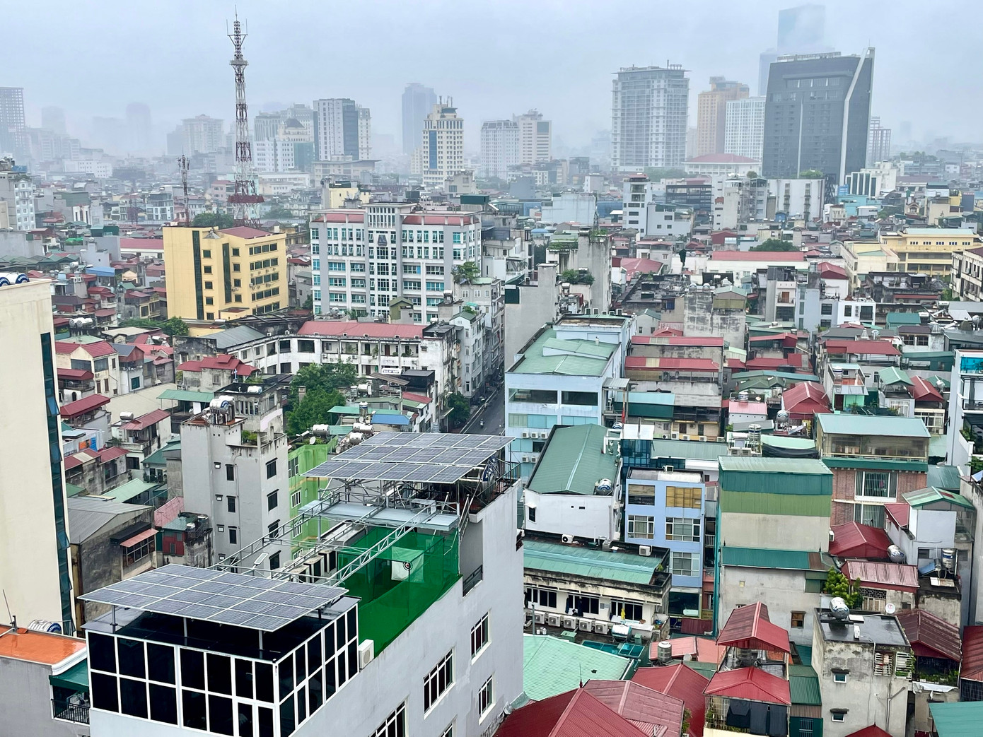 Nhiều ý kiến cho rằng, cần mở rộng đối tượng khuyến khích phát triển điện mặt trời mái nhà.