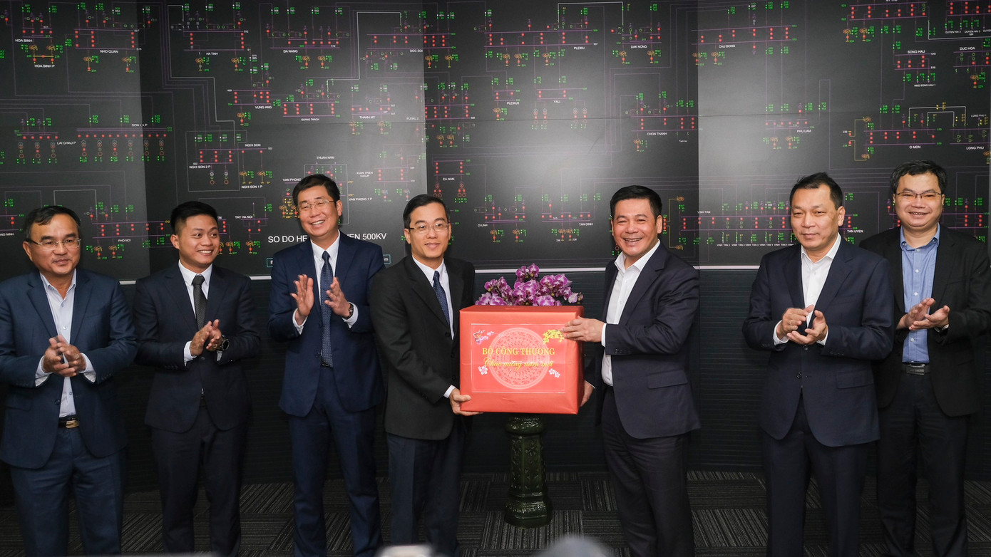 Bộ trưởng Công Thương Nguyễn Hồng Diên tặng quà cho cán bộ trực điều độ điện dịp Tết Bộ trưởng Công Thương Nguyễn Hồng Diên tặng quà cho cán bộ trực điều độ điện dịp Tết