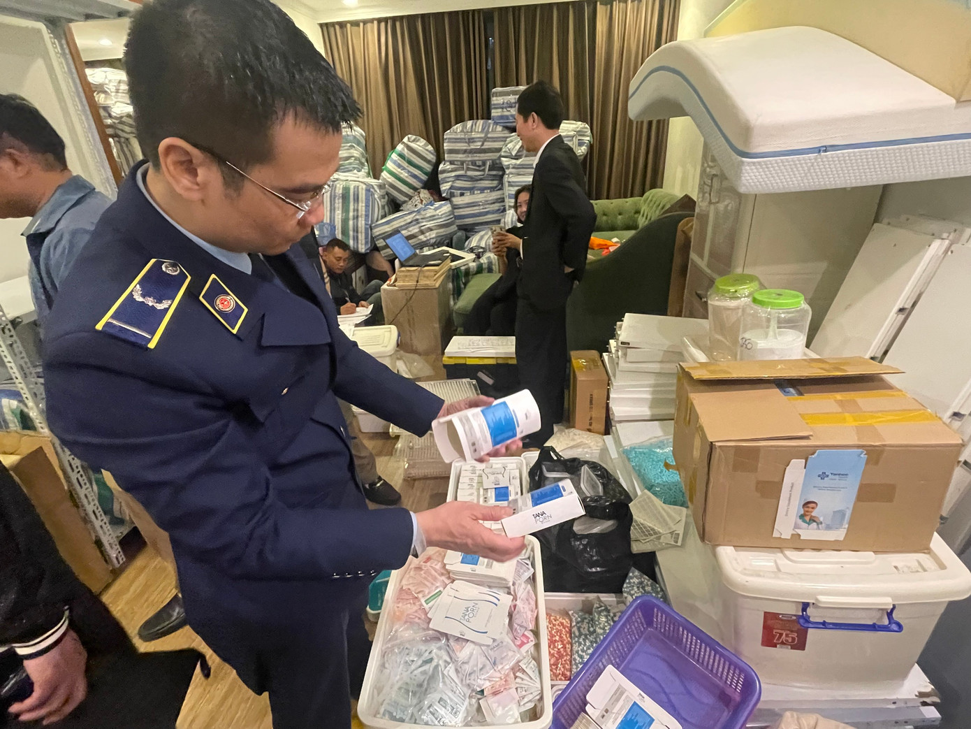 Lực lượng chức năng kiểm tra số nguyên liệu thuốc, thực phẩm chức năng trôi nổi bị thu giữ.