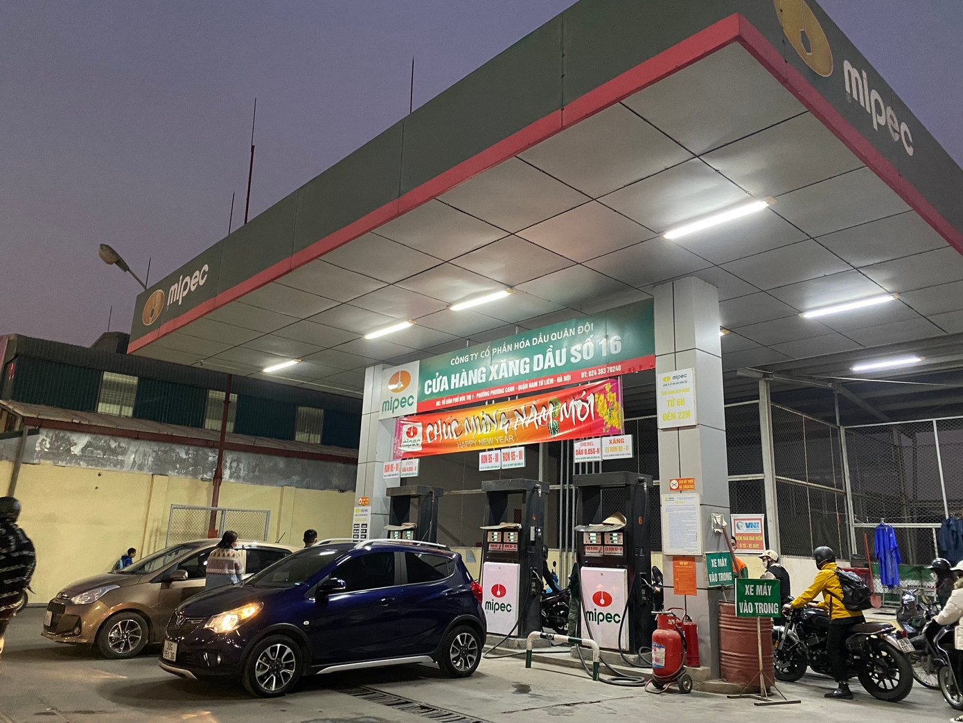 Người dân xếp hàng đợi điều chỉnh giá xăng