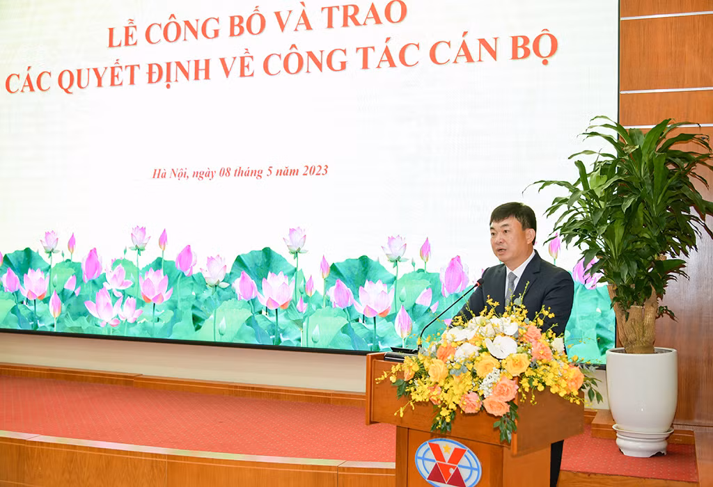 Tân Chủ tịch Hội đồng thành viên TKV Ngô Hoàng Ngân phát biểu nhận nhiệm vụ mới. Tân Chủ tịch Hội đồng thành viên TKV Ngô Hoàng Ngân phát biểu nhận nhiệm vụ mới.