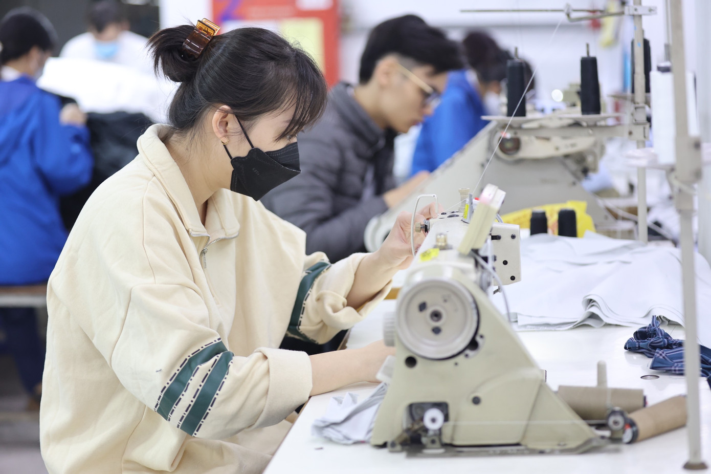 Theo các doanh nghiệp, việc không tự chủ được nguyên, phụ liệu sẽ bỏ ngỏ một thị trường nhiều tỷ USD đồng thời làm giảm sức cạnh tranh của hàng Việt Nam khi xuất khẩu. Ảnh: Như Ý Theo các doanh nghiệp, việc không tự chủ được nguyên, phụ liệu sẽ bỏ ngỏ một thị trường nhiều tỷ USD đồng thời làm giảm sức cạnh tranh của hàng Việt Nam khi xuất khẩu. Ảnh: Như Ý