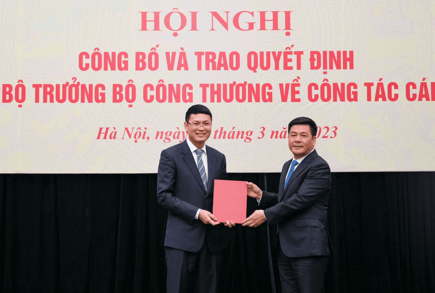 Bộ trưởng Nguyễn Hồng Diên trao quyết định bổ nhiệm cho ông Trịnh Anh Tuấn.
