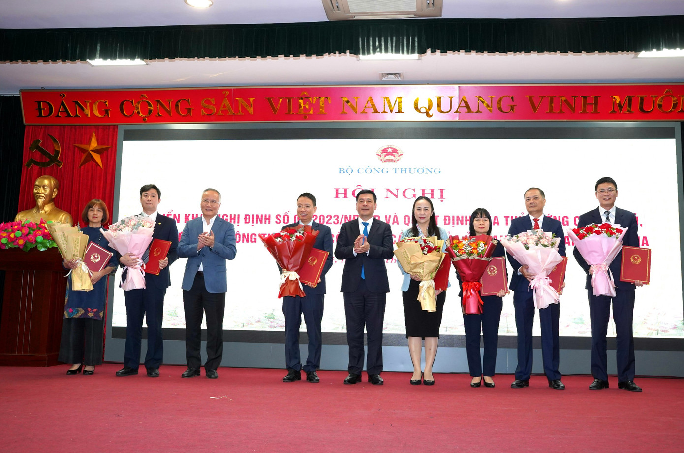 Bộ trưởng Công Thương Nguyễn Hồng Diên trao quyết định cho các thành viên Ủy ban Cạnh tranh quốc gia. Bộ trưởng Công Thương Nguyễn Hồng Diên trao quyết định cho các thành viên Ủy ban Cạnh tranh quốc gia.