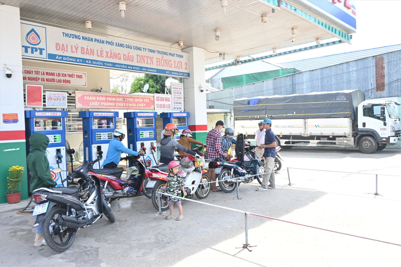 Sau vài tiếng, nguồn cung xăng dầu được đảm bảo, việc bán xăng được thực hiện bình thường Sau vài tiếng, nguồn cung xăng dầu được đảm bảo, việc bán xăng được thực hiện bình thường