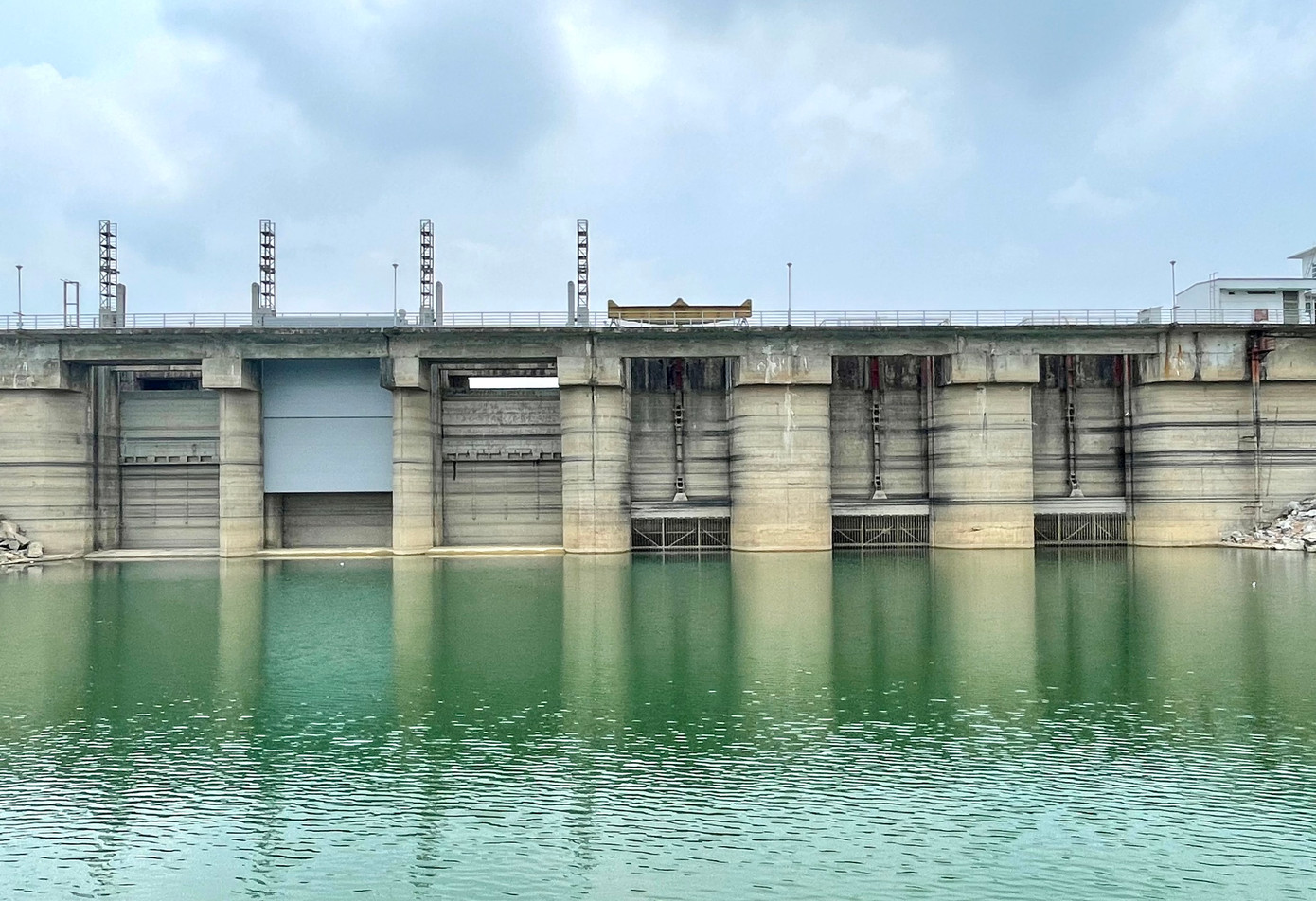 Thuỷ điện Thác Bà tê liệt do không còn đủ nước để chạy máy. 2 tổ máy đã phải dừng hoạt động. Dự báo vài ngày tới, nhà máy sẽ phải đóng cửa hoàn toàn vì không có đủ nước để chạy máy.