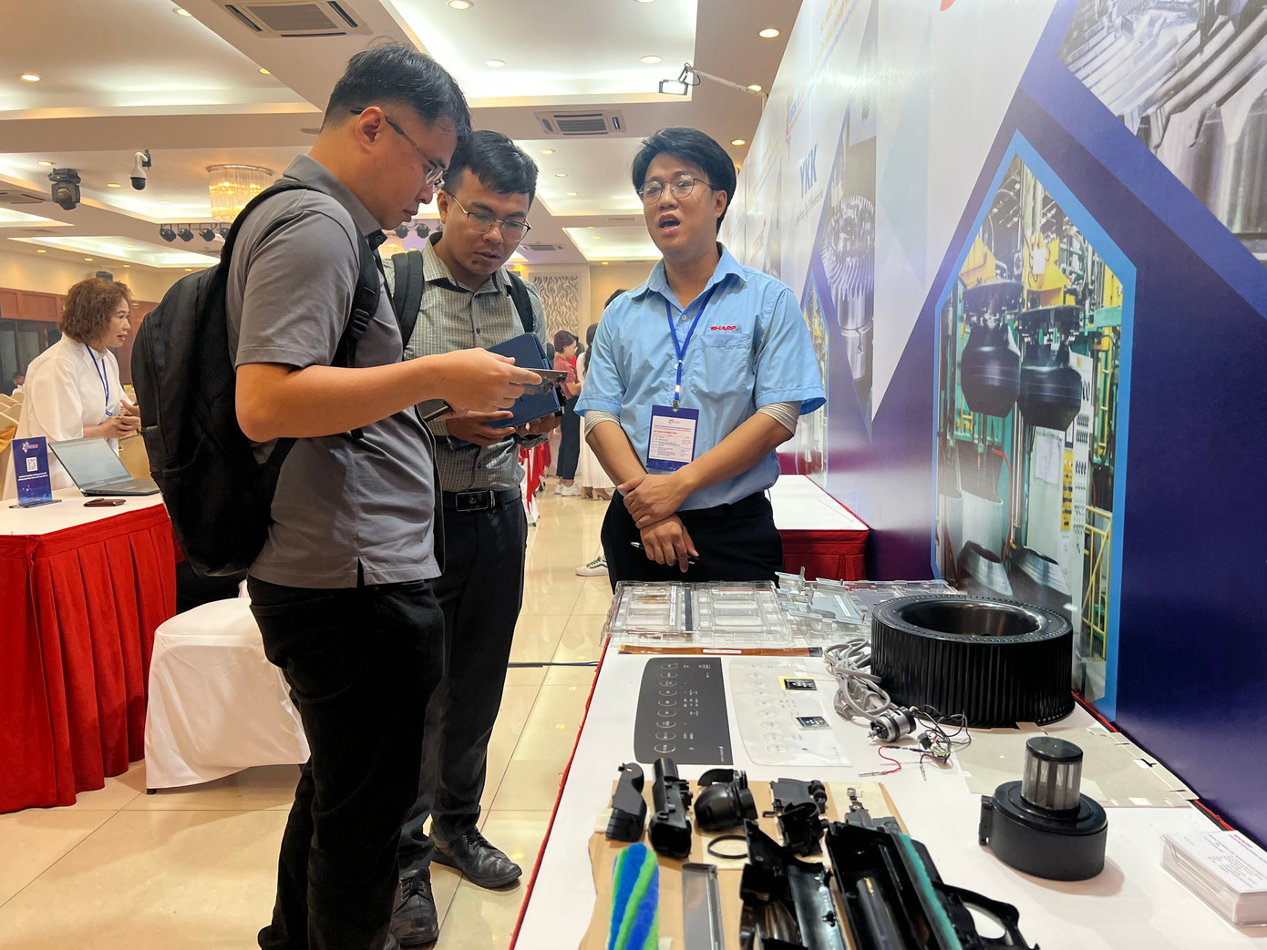 Các doanh nghiệp trao đổi, kết nối tại hội nghị. Ảnh: Uyên Phương Các doanh nghiệp trao đổi, kết nối tại hội nghị. Ảnh: Uyên Phương