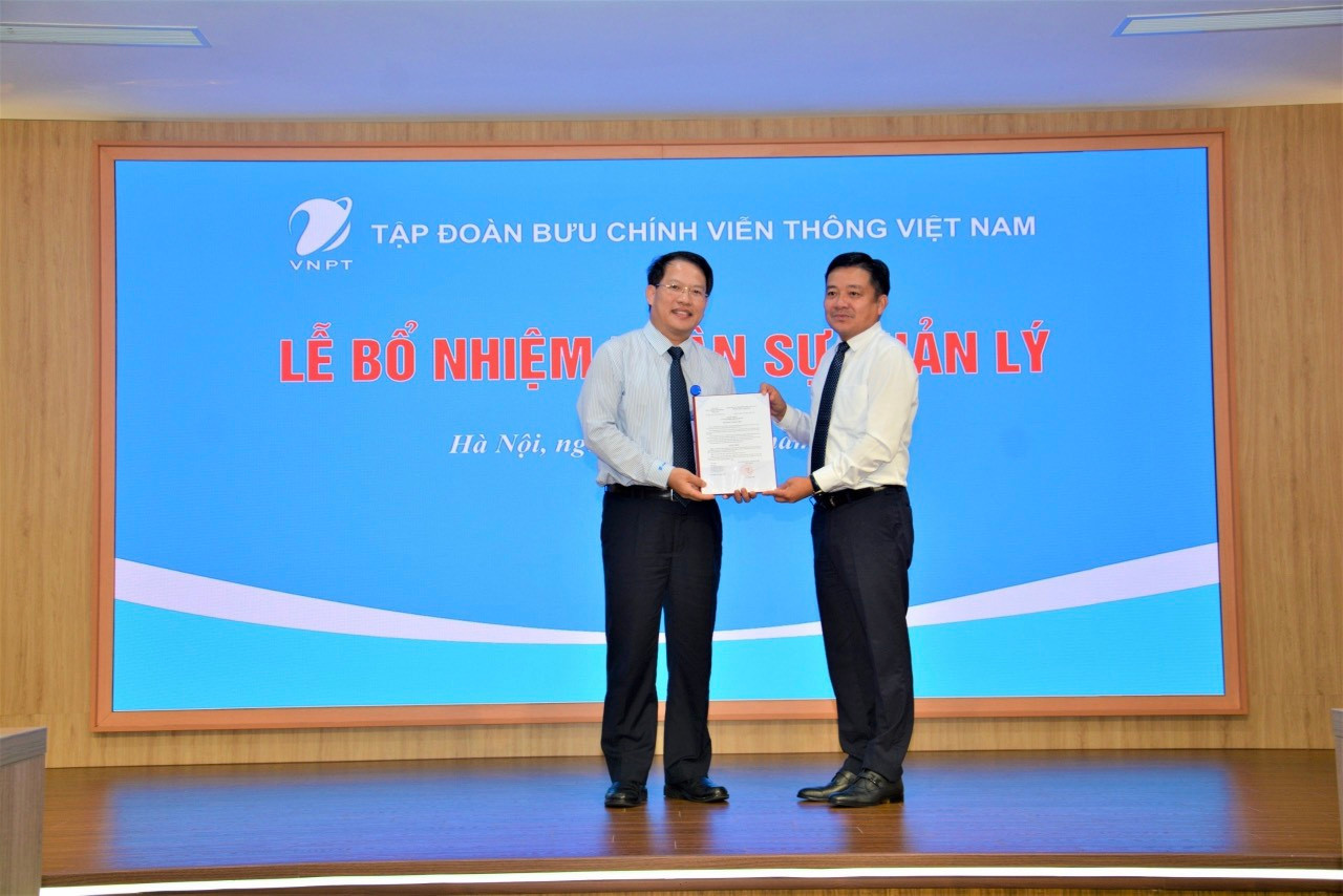Ông Huỳnh Quang Liêm Tổng giám đốc Tập đoàn VNPT trao quyết định bổ nhiệm Tổng Giám đốc cho ông Nguyễn Văn Tấn (bên trái) Ông Huỳnh Quang Liêm Tổng giám đốc Tập đoàn VNPT trao quyết định bổ nhiệm Tổng Giám đốc cho ông Nguyễn Văn Tấn (bên trái)