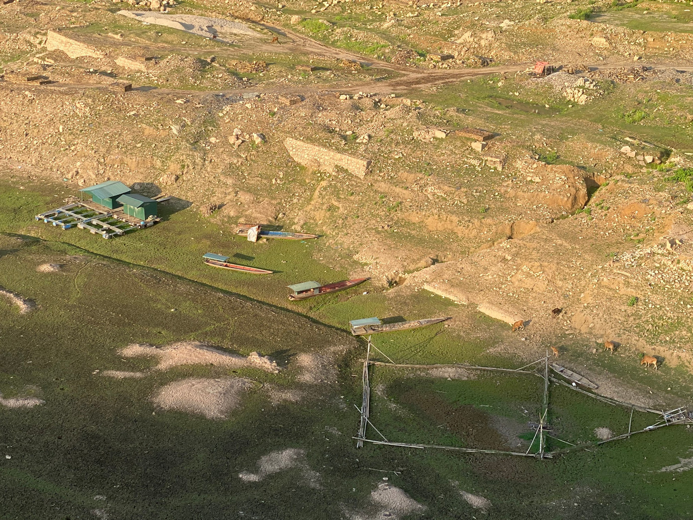 Hạ lưu thuỷ điện Sơn La - thuỷ điện lớn nhất Đông Nam Á - cạn khô nước. Ảnh: Chí Tuệ