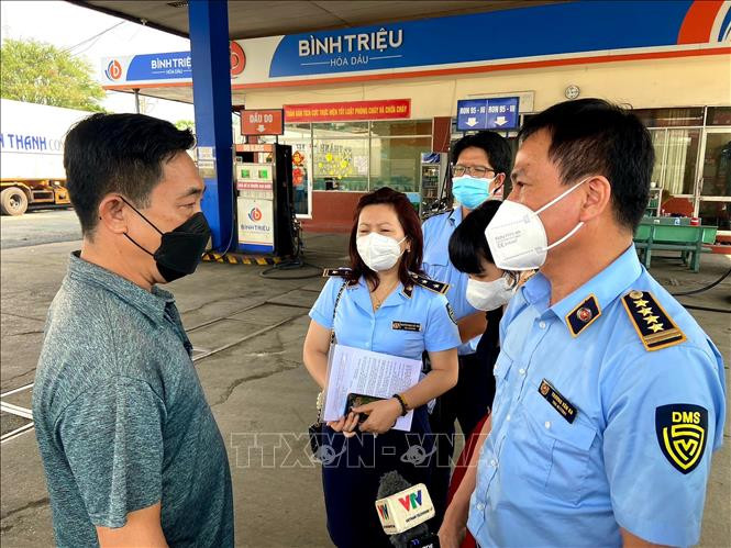 Ông Trương Văn Ba (ngoài cùng bên phải) trong cuộc kiểm tra các hoạt động kinh doanh xăng dầu tại TPHCM (Ảnh: TTXVN).