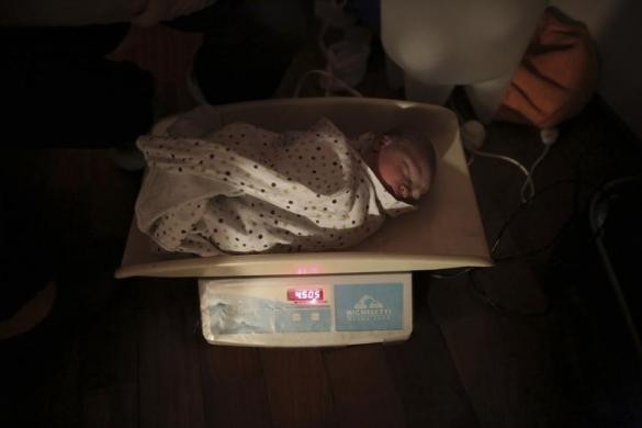 Bé được đem cân 