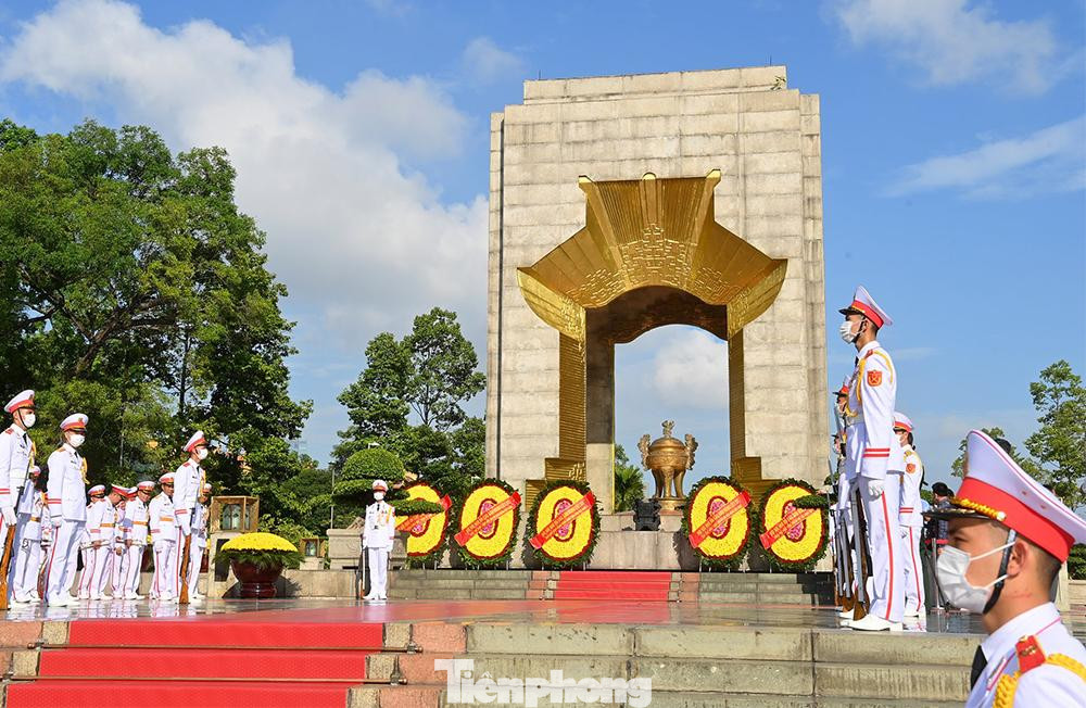 Vòng hoa, dâng hương tưởng niệm các Anh hùng liệt sĩ tại Ðài tưởng niệm các Anh hùng liệt sĩ (đường Bắc Sơn - Hà Nội).