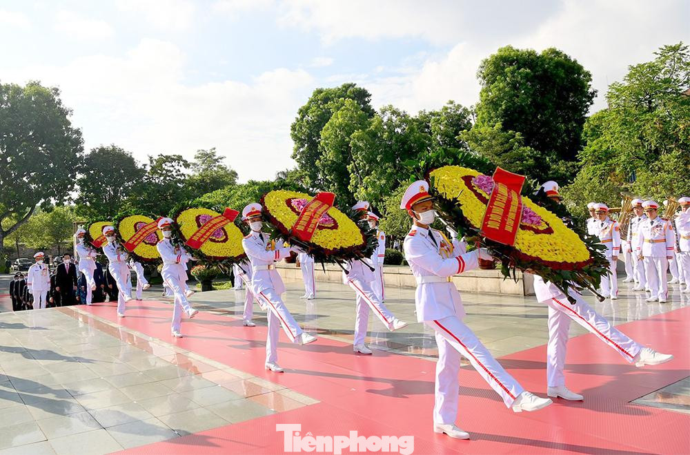 Tại Đài Tưởng niệm các Anh hùng liệt sĩ trên đường Bắc Sơn, các đồng chí lãnh đạo Đảng, Nhà nước đã tới đặt vòng hoa, tưởng niệm các Anh hùng liệt sĩ.