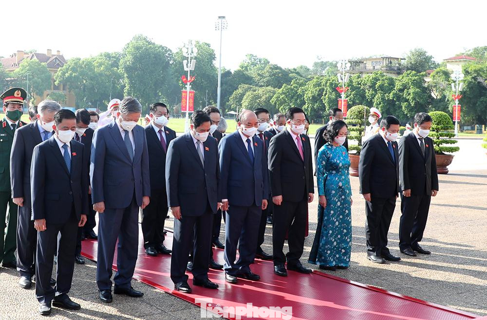 Dự lễ tưởng niệm có Chủ tịch nước Nguyễn Xuân Phúc, Thủ tướng Chính phủ Phạm Minh Chính , Chủ tịch Quốc hội Vương Đình Huệ, Chủ tịch Ủy ban Trung ương Mặt trận Tổ quốc Việt Nam Đỗ Văn Chiến