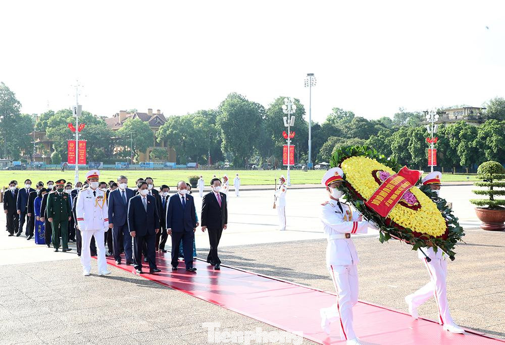Các đại biểu đã thành kính bày tỏ lòng biết ơn vô hạn với công lao to lớn của Người đối với sự nghiệp cách mạng vẻ vang của Đảng và dân tộc ta.