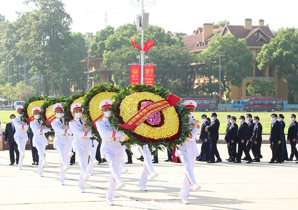 Sáng 26/7, Đoàn đại biểu Ban Chấp hành Trung ương Đảng, Chủ tịch nước, Quốc hội, Chính phủ, Ủy ban Trung ương Mặt trận Tổ quốc Việt Nam vào viếng lăng Chủ tịch Hồ Chí Minh