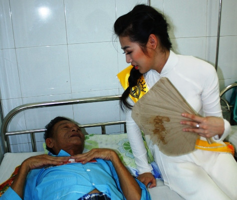 Á hậu 1 Dương Tú Anh chia sẻ nỗi đau cùng người bệnh 