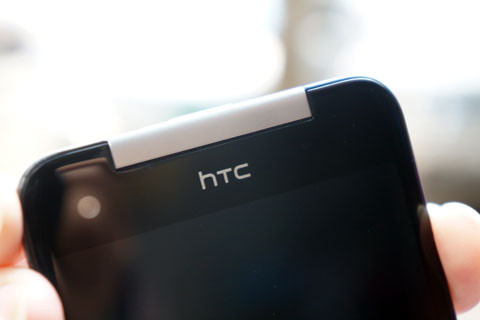 Phía trên là logo HTC, camera trước 