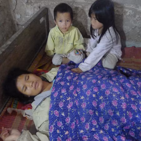 Hai đứa con thơ, một đứa lên 5, một đứa hơn 2 tuổi không biết bấu víu vào đâu khi mẹ đau ốm 